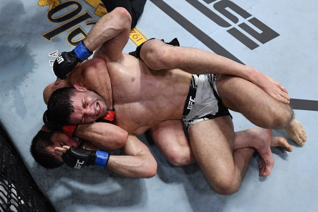 Islam Makhachev haciendo una llave mataleón.