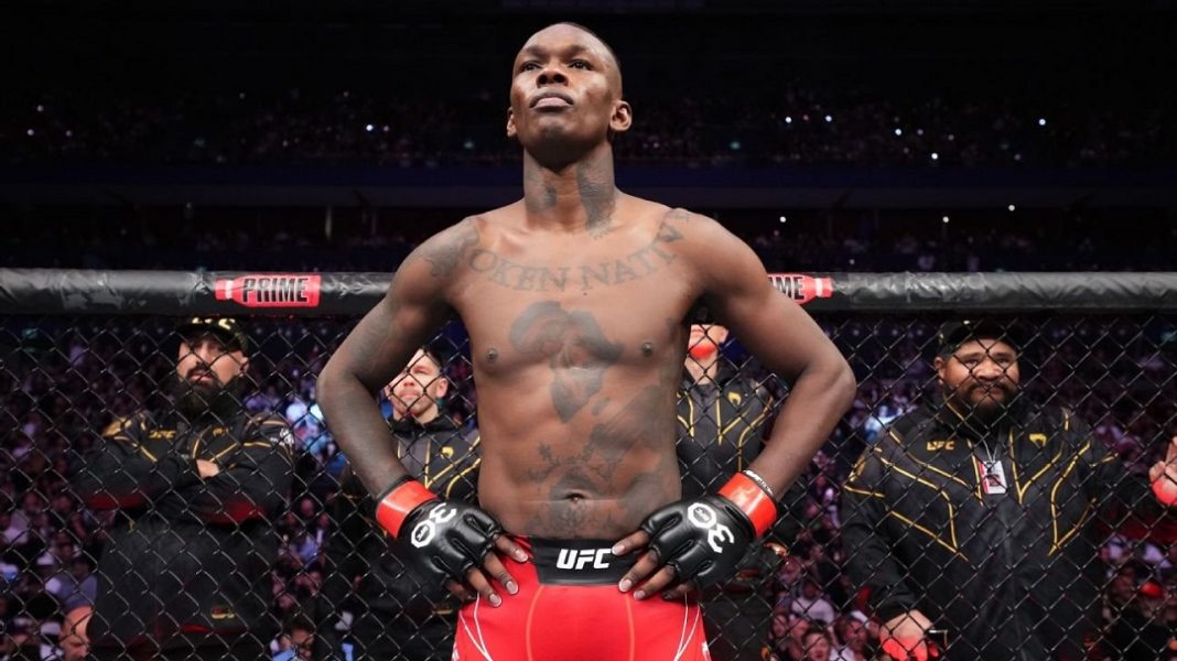 Israel Adesanya en el octagono.