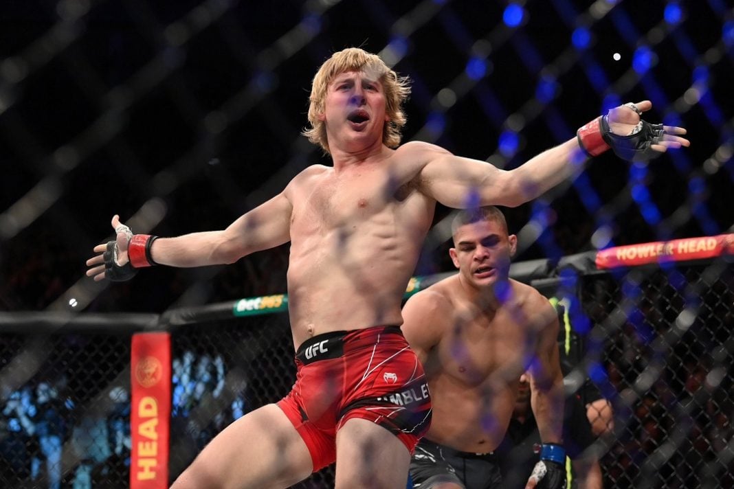 Paddy Pimblett celebrando dentro del octágono.