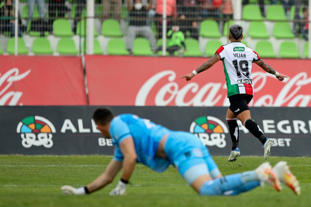  Jugador de Palestino, Vejar, luego de haber marcado un gol ante Cobresal