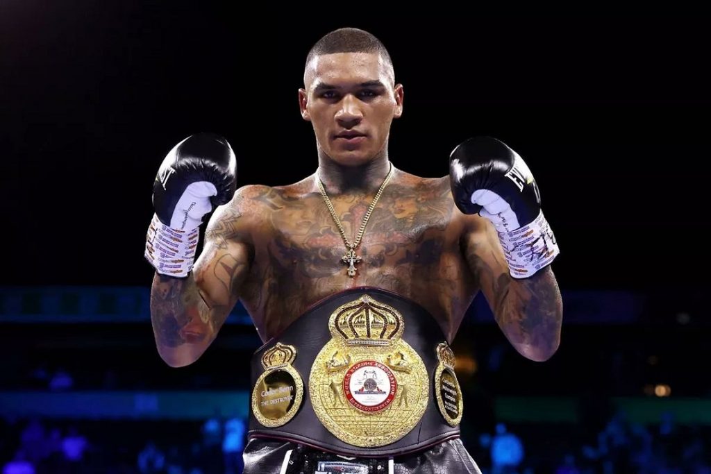 Conor Benn después de ganar un campeonato. 