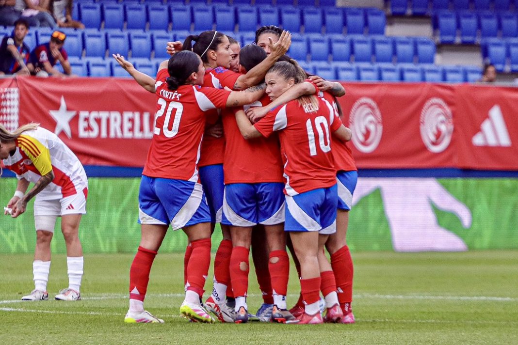 Jugadoras de la seleccion chilena celebrando.