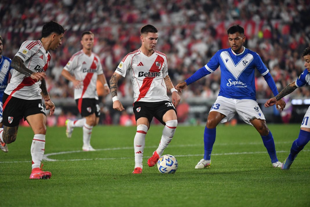 Franco Mastantuno jugando con River Plater