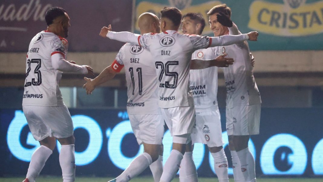Jugadores del Unión La Calera celebrando un gol