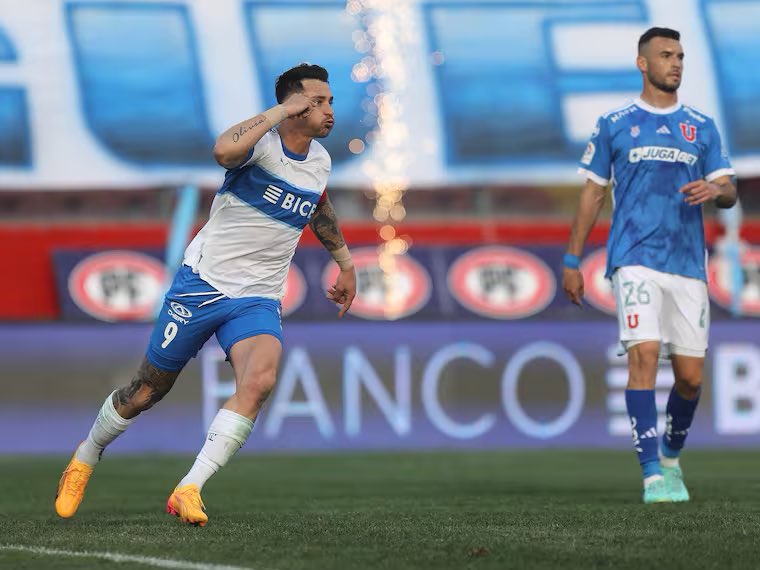 Zampedri en la cancha celebrando.