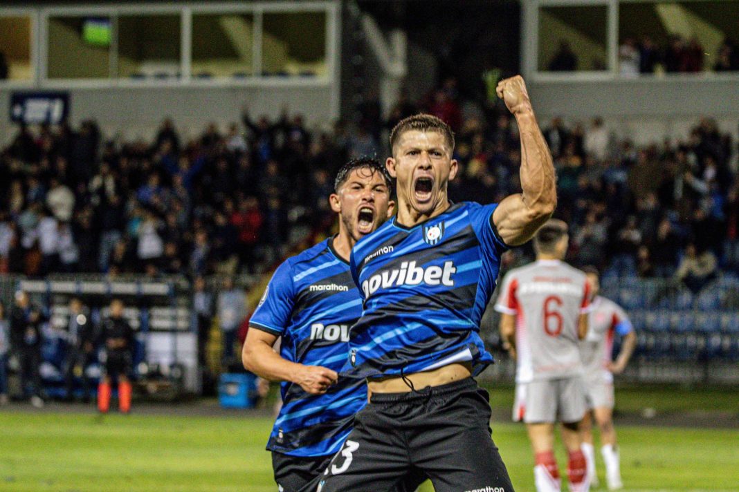 Jugadores de Huachipato contra Carabobo en Copa Libertadores.