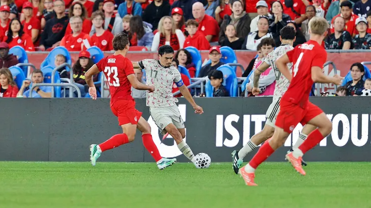 Suazo jugando con Chile en amistosos mundiales