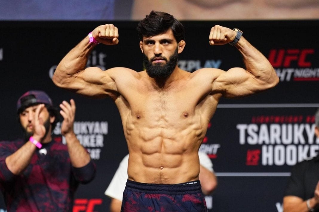 Arman Tsarukyan en el pesaje contra Dan Hooker